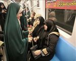 اهدای گل به مادران در داخل قطارهای متروی تبریز توسط گروه سرود رهپویان یاس
