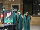 اجرای سرود " رهبر شهید " توسط دختران گروه بین المللی رهپویان یاس در ایستگاه متروی میدان ساعت تبریز