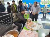 برپایی ایستگاه صلواتی و توزیع افطاری ساده در ایستگاه متروی میدان کهن تبریز