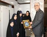 اهدای تابلوی یادبود توسط اعضای گروه سرود بین المللی رهپویان یاس به مدیرعامل سازمان حمل و نقل ریلی شهرداری تبریز