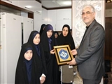 اهدای تابلوی یادبود توسط اعضای گروه سرود بین المللی رهپویان یاس به مدیرعامل سازمان حمل و نقل ریلی شهرداری تبریز