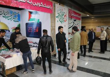 برپایی غرفه های فرهنگی به مناسبت هفته بسیج در ایستگاه متروی میدان ساعت تبریز