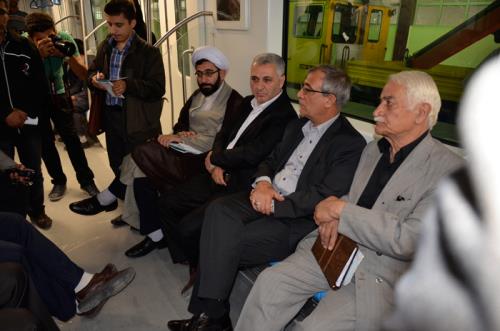 بازدید تعدادی از اعضای شورای کلانشهر تبریز به همراه شهردار از روند نصب، مونتاژ، تست واگن های مترو تب
